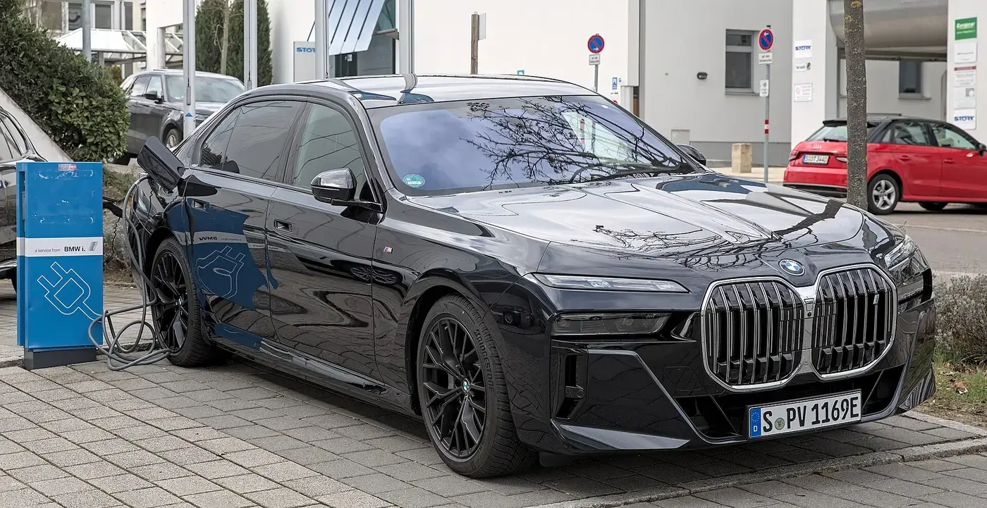 BMW i7, auto eléctrico, visto por fuera