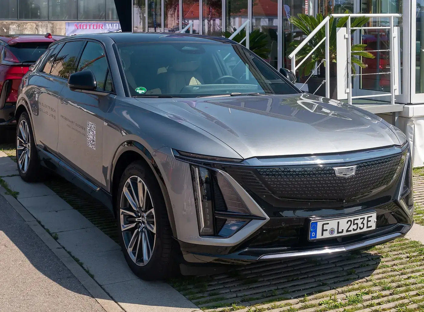 Cadillac Lyriq, auto eléctrico, visto por fuera