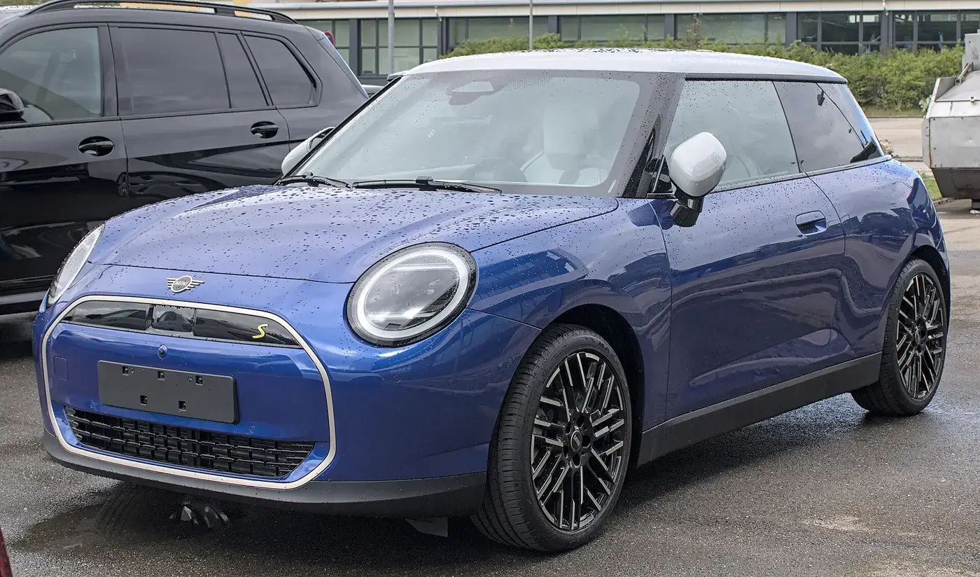 MINI Cooper Electric, auto eléctrico, visto por fuera