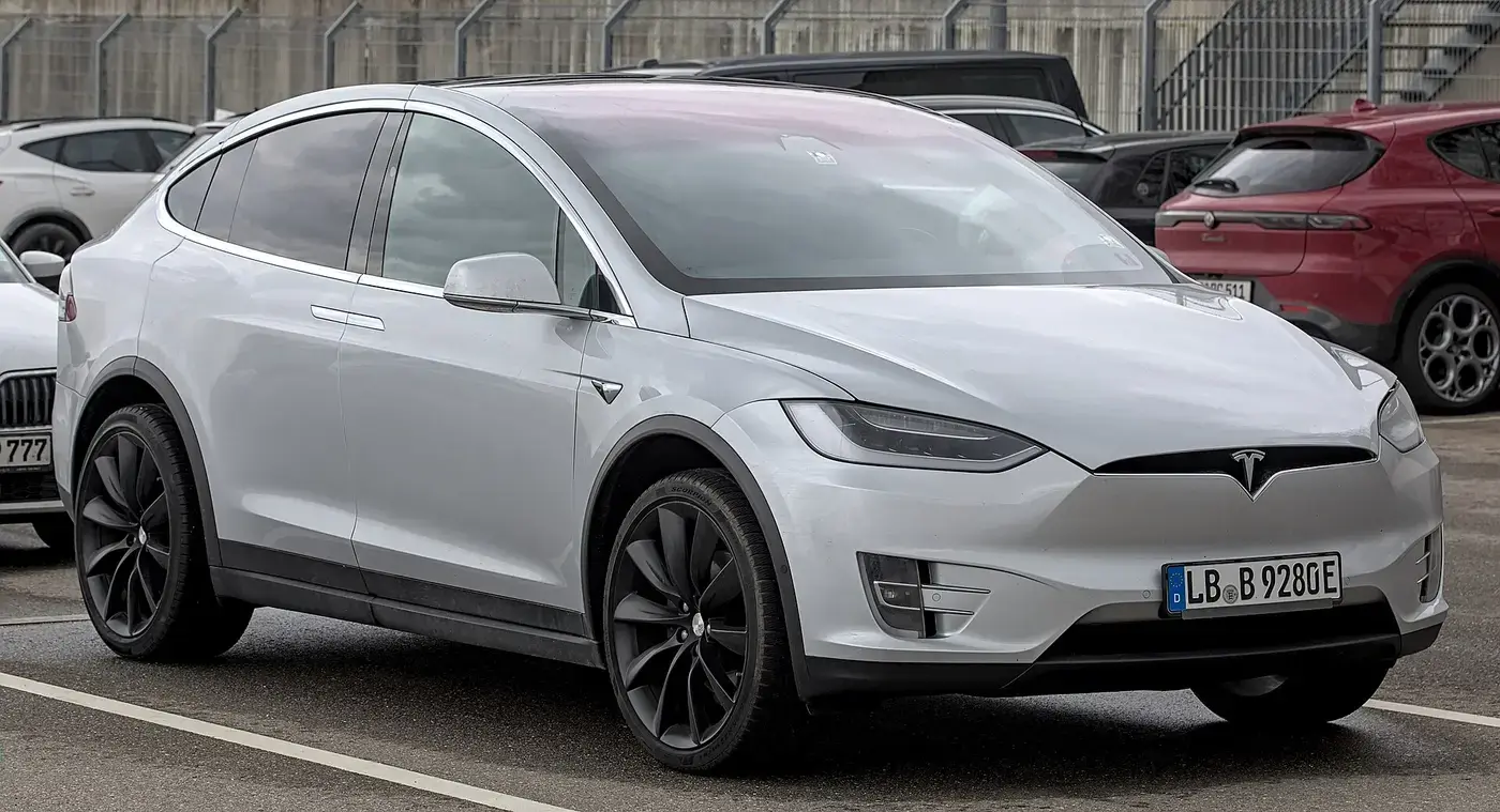 Tesla Model X, coche eléctrico, visto por fuera