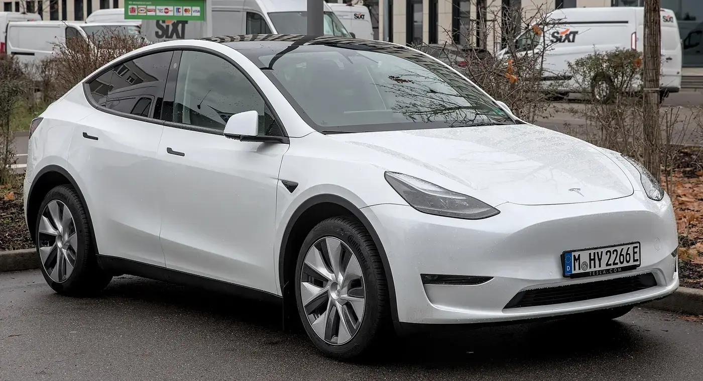 Tesla Model Y, auto eléctrico, visto por fuera